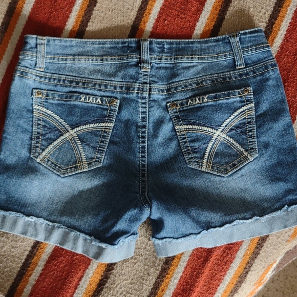 No Boundaries Ladie's Denim Shorts - Picture 2 of 8